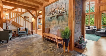 Maple Hill Lodge 3 Bedroom Home by RedAwning