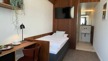 Habitación individual estándar, para no fumadores, refrigerador | Área de sala de estar | Televisión de pantalla plana de 25 pulgadas con canales digitales