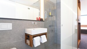 Chambre Double Confort, non-fumeurs, réfrigérateur | Salle de bain | Douche, sÚche-cheveux, chauffage par le sol (salle de bains)