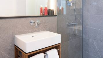 Habitación doble Confort, para no fumadores, refrigerador | Baño | Regadera, secadora de cabello, piso con calefacción, toallas