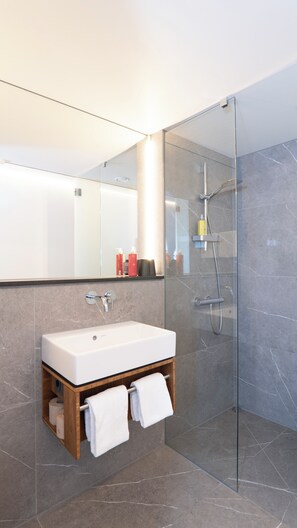 Comfort Double Room, Non Smoking, Refrigerator | Bathroom