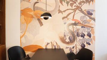 Comfort tweepersoonskamer, niet-roken, koelkast | Woonruimte | Een 25-inch flatscreentelevisie met digitale zenders