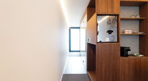 Ropa de cama de alta calidad y minibar con artículos gratuitos