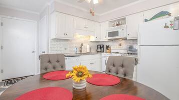 Condo, 2 Bedrooms | Dapur peribadi | Peti sejuk, ketuhar, pembancuh kopi/teh, pembakar roti