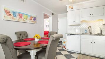 Condo, 2 Bedrooms | Tempat makan