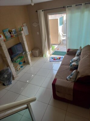 Living area - House 30 meters from the Sea of ​​Arraial do Cabo with private gourmet area (Arraial do Cabo)