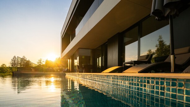 A modern building with a swimming pool at sunset. - The Villa O, a unique luxury experience in Sarajevo (Sarajevo)
