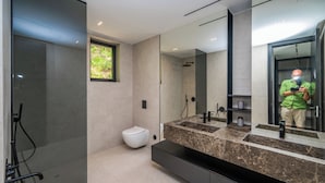 A modern bathroom with a large mirror, a white toilet, and a marble countertop. - The Villa O, a unique luxury experience in Sarajevo (Sarajevo)
