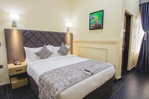 1 bedroom, desk, WiFi, bed sheets