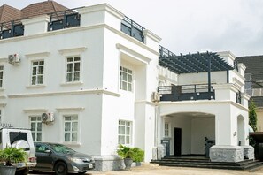 المنشأة من الخارج