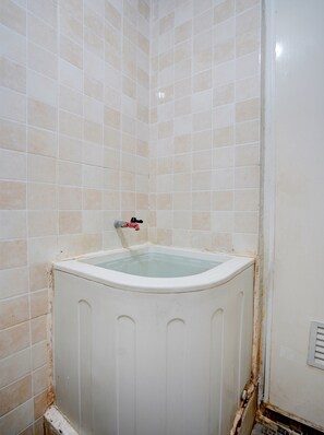 Standard-Doppelzimmer | Badezimmer | Dusche, Handtücher