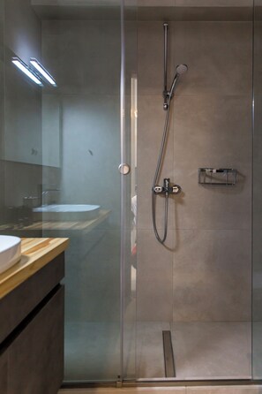 Douche, séchoir à cheveux, bidet, serviettes fournies
