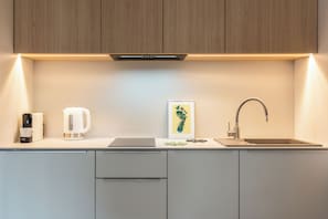 Four à micro-ondes, surface de cuisson, lave-vaisselle