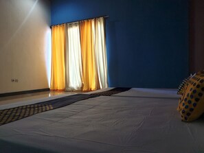 Desk, free WiFi, bed sheets - OYO Life  92842 Homestay Balearjosari (Malang)