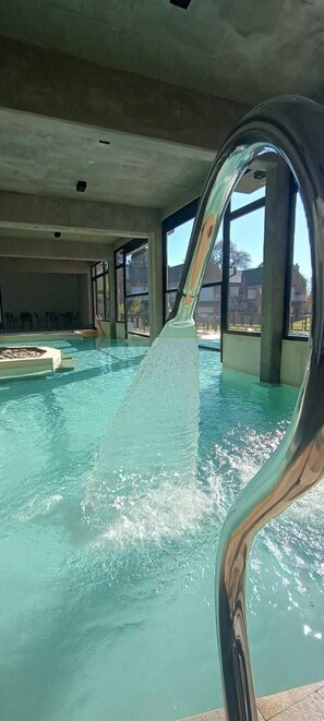 Una piscina techada, una piscina al aire libre de temporada
