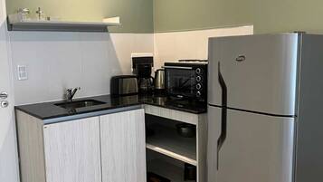 Suite Deluxe | Cocina privada | Frigorífico, horno, tostadora y utensilios de cocina