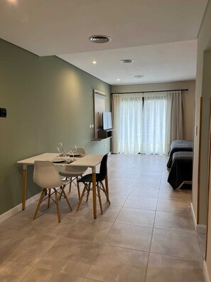 Suíte luxo | 1 quarto, cofres nos quartos, Wi-Fi de cortesia