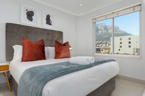 2 bedrooms, iron/ironing board, WiFi, bed sheets - Luxury On Loop with Table Mountain Views
 (Cape Town)
