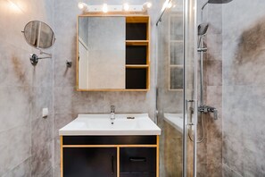 Studio, balcon | Salle de bain