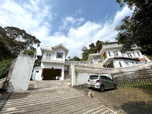 Front of property - OYO LIFE 92844 Penginapan Cibodas (Pasuruan)