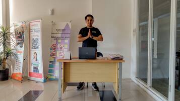 ฝ่ายต้อนรับ