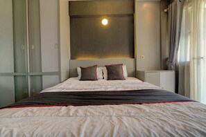 Laptop workspace, free WiFi, bed sheets