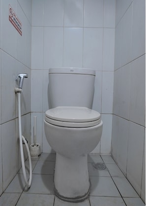Bathroom - Collection O 92870 Apartement Grand Sentraland Karawang By Ipul (Karawang)