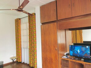 Chambre Double Standard, non-fumeurs, vue ville | Wi-Fi gratuit, draps fournis