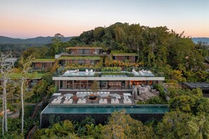 A modern multi-story building with a rooftop garden and outdoor seating area. - Fuso Concept Hotel (Florianópolis)