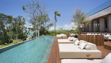 Piscina all'aperto, lettini