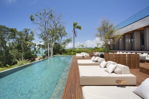 Piscina externa, espreguiçadeiras