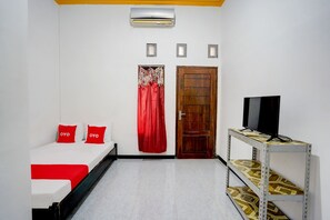 Standard Double Room | Desk, free WiFi, bed sheets - Hotel O Tri D Homestay Syariah (Banyuwangi)