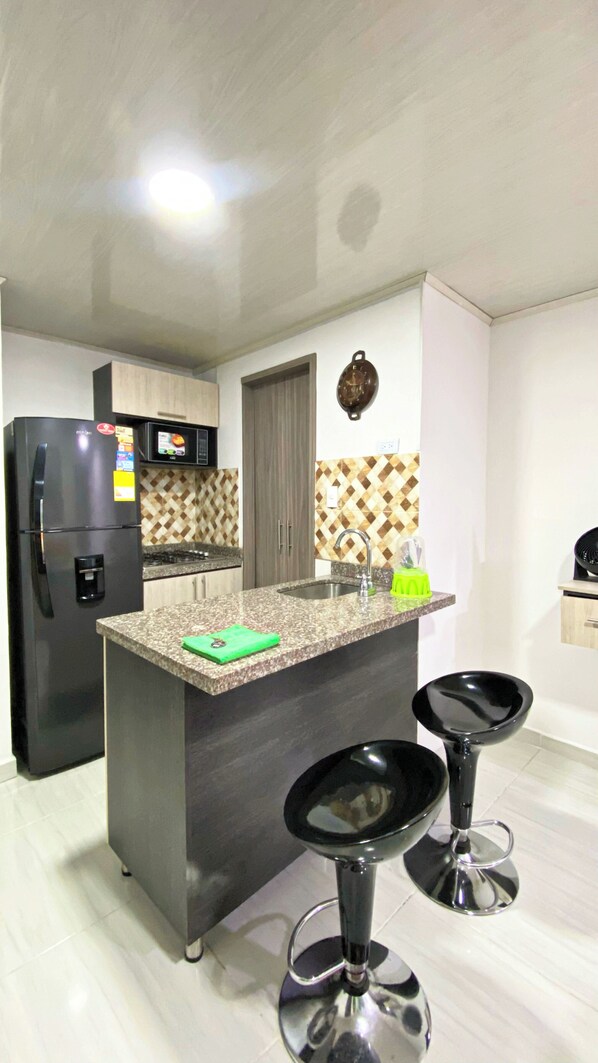 Kühlschrank, Mikrowelle, Herdplatte