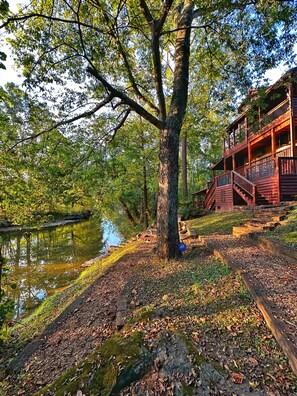 Property grounds - Riverfront Cabin! Peaceful family fun only minutes from Dollywood & Attractions (Sevierville)