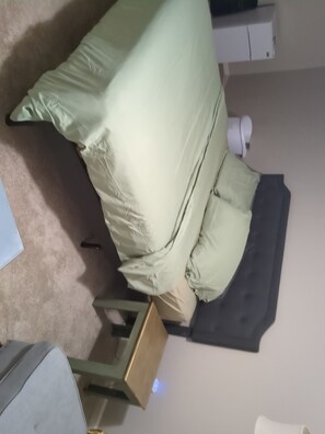 2 habitaciones, tabla de planchar con plancha, wifi y ropa de cama 