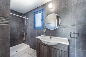 Kombinert dusj/badekar og håndklær