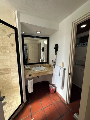Dusche, Haartrockner, Bidet, Handtücher