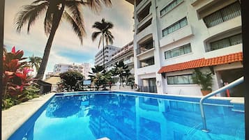 Utendørsbasseng og et oppvarmet basseng