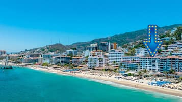 På stranden, solsenger og strandhåndklær