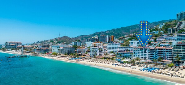 En la playa, camastros y toallas de playa