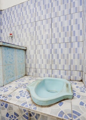 Tweepersoonskamer | Badkamer | Een douche, handdoeken