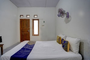 Double Room | Bed sheets - Hotel O Griya Sandi Syariah Rogojampi (Rogojampi)