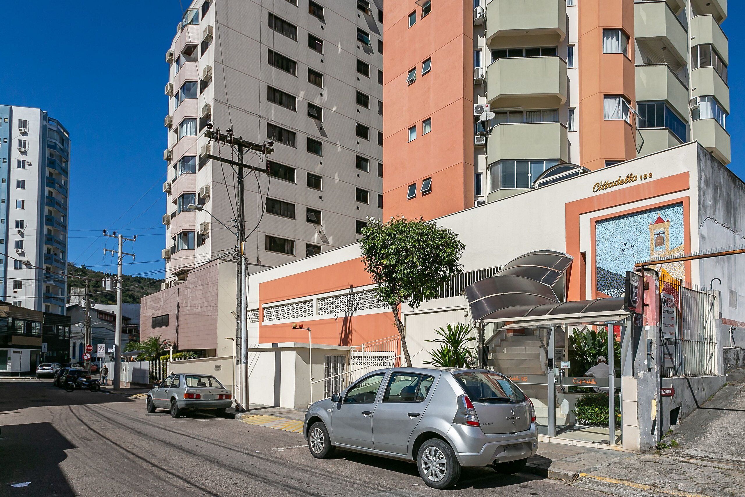 Un edificio con un letrero que dice "Cittadella 1988".