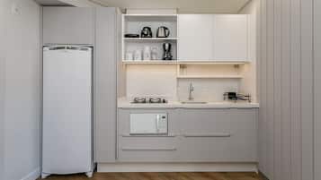 Refrigerador, microondas, horno y cafetera y tetera