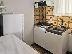 Kühlschrank, Herdplatte, Kochgeschirr/Geschirr/Besteck, Gewürze