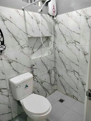 Douche, serviettes fournies, savon, shampooing