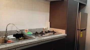 Jääkaappi, liesi, vedenkeitin, keittoastiat/astiat/ruokailuvälineet