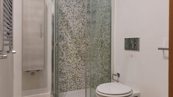 Dusche, Haartrockner, Bidet, Handtücher