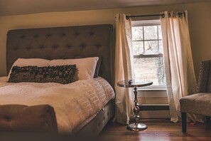 3 chambres, bureau, fer et planche à repasser, lit de bébé portatif