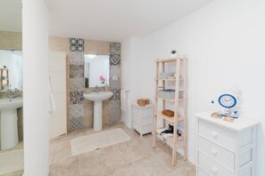 Douche, sèche-cheveux, bidet, serviettes fournies